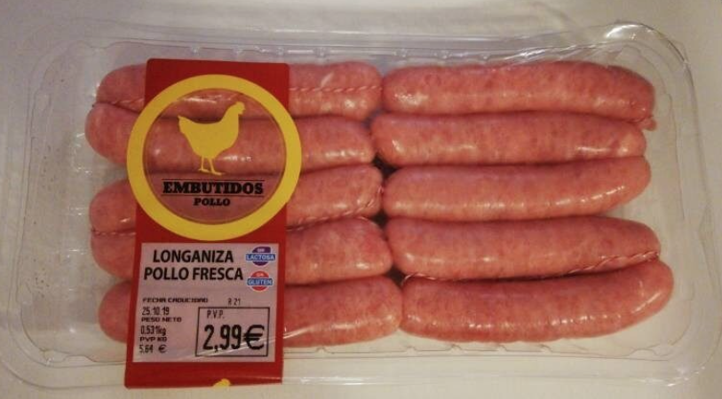 Alcachofas en conserva con salchichas de pollo.